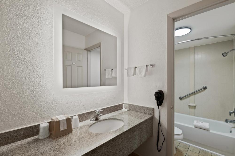 King Room- Non-Smoking interior
